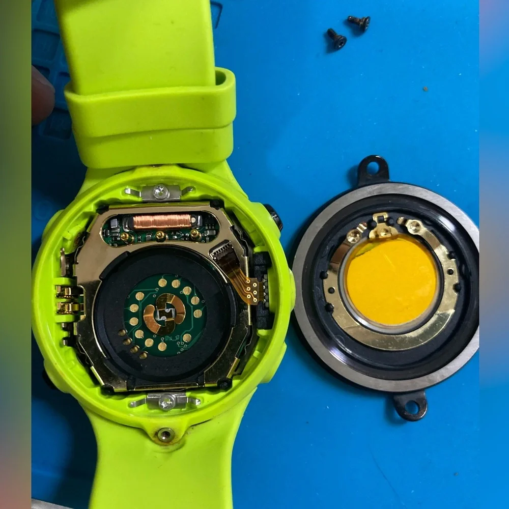 Suunto D4i slime green dive watch, PARTS OR RESTORE, buttons loose, new battery